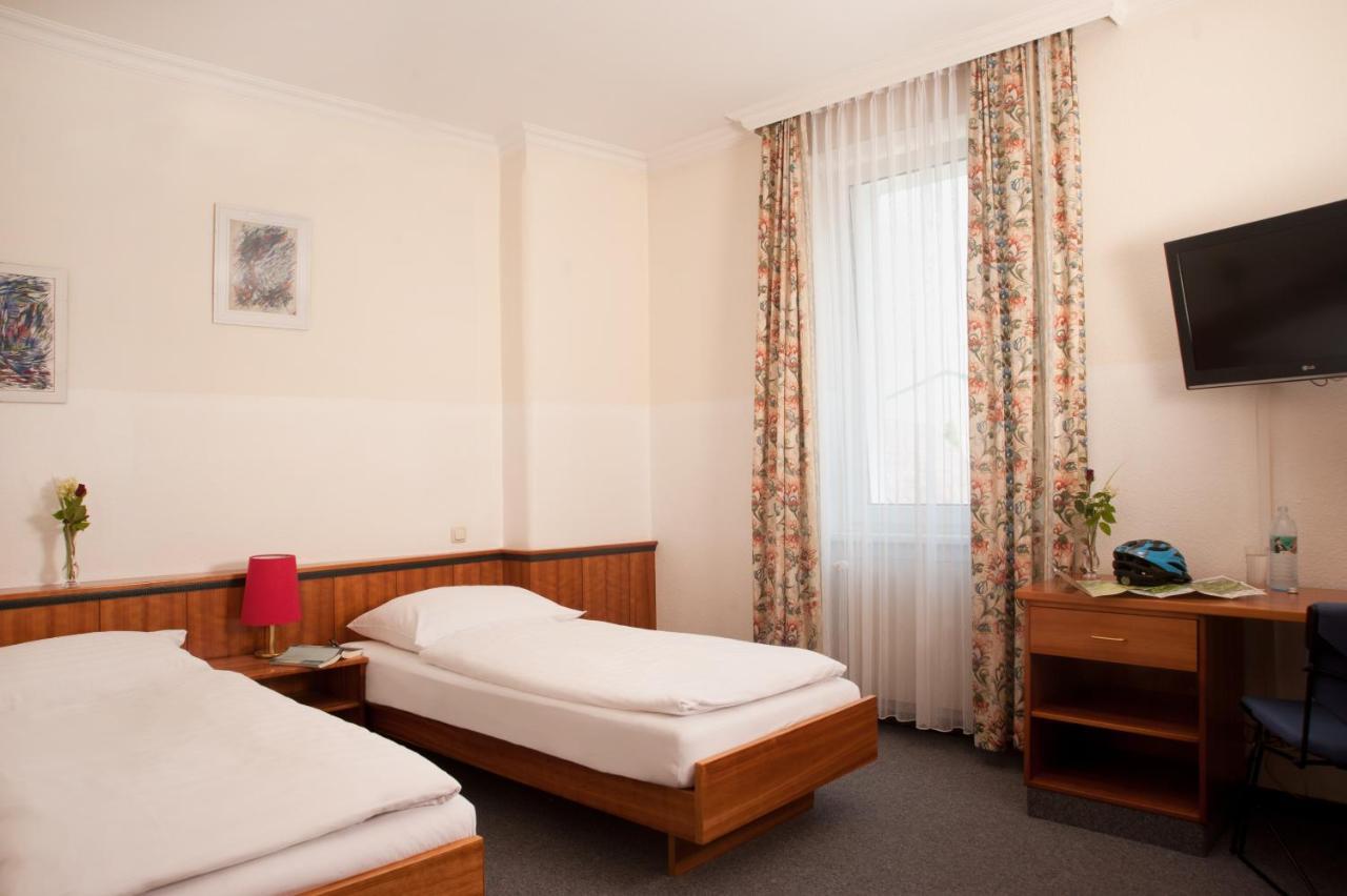 Hubertushof Fromwald Hotel Und Gasthof Bad Fischau Exteriör bild